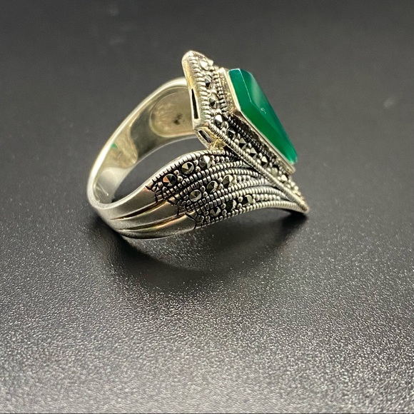 Sterling Silver Pointer Ring with Emerald Green Stone - Picture 5 of 16